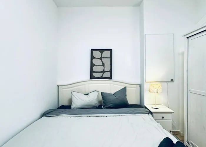 Elegant Garden With Free Wifi Sleeps 25