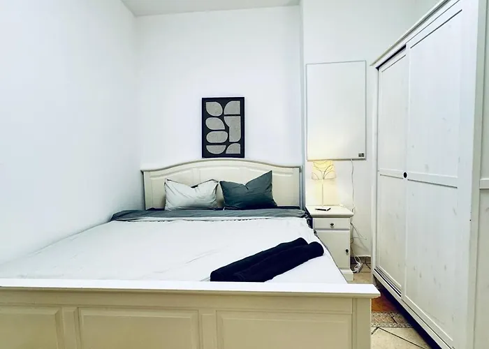 Вілла Elegant Garden With Free Wifi Sleeps 25 *