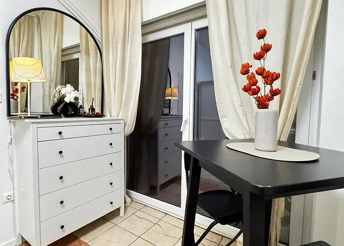 Вилла Elegant Garden With Free Wifi Sleeps 25 Вена