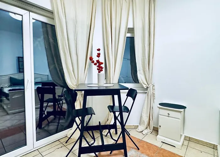 Вілла Elegant Garden With Free Wifi Sleeps 25