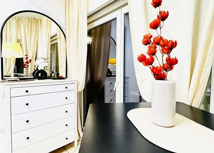 Elegant Garden With Free Wifi Sleeps 25