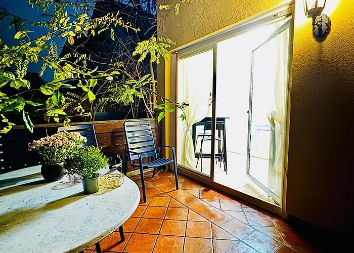 Вілла Elegant Garden With Free Wifi Sleeps 25