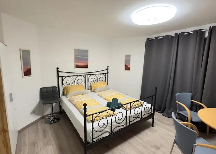 Вілла Elegant Garden With Free Wifi Sleeps 25