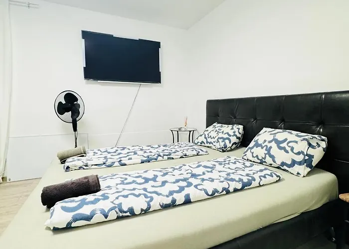 Вілла Elegant Garden With Free Wifi Sleeps 25 *