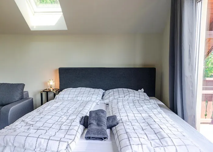 Elegant Garden With Free Wifi Sleeps 25