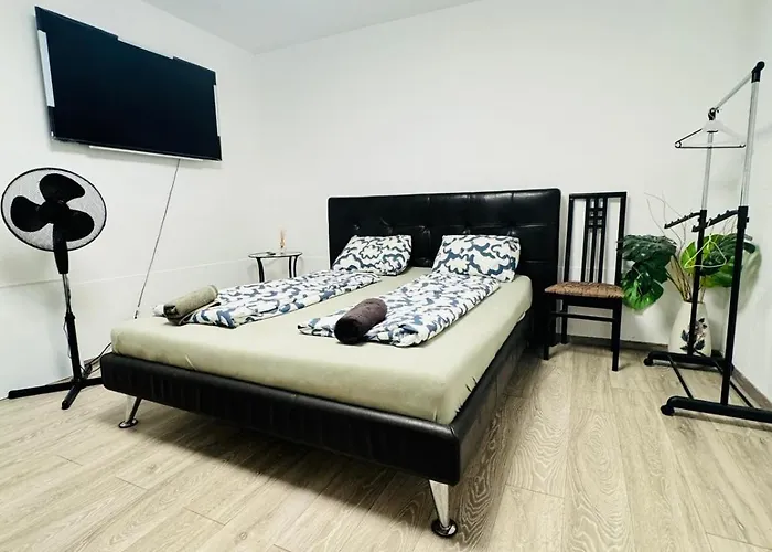 Elegant Garden With Free Wifi Sleeps 25 Вилла