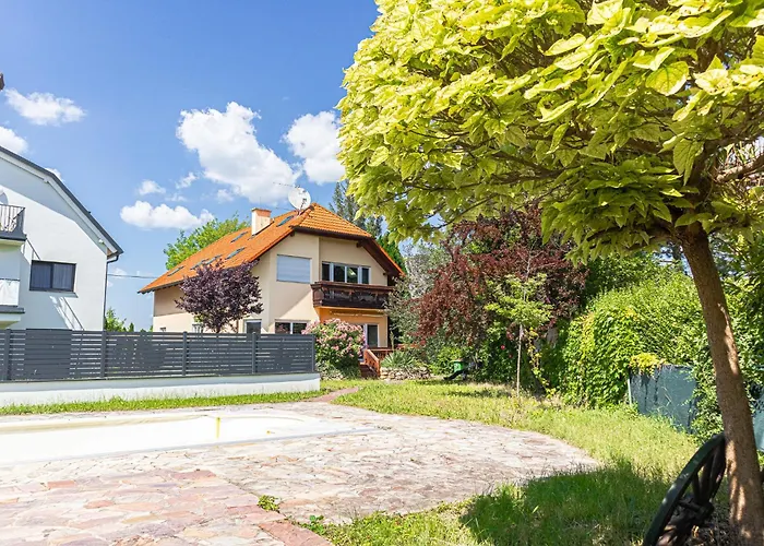 Villa Elegant Garden With Free Wifi Sleeps 25