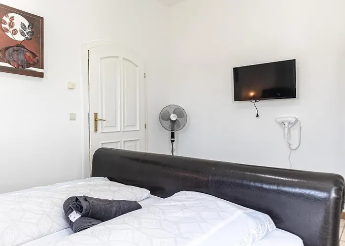 Elegant Garden With Free Wifi Sleeps 25 Вілла *
