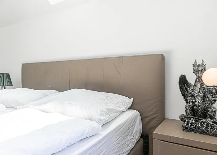 Elegant Garden With Free Wifi Sleeps 25 *
