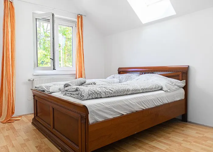 Elegant Garden With Free Wifi Sleeps 25