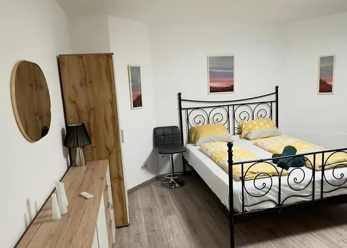 Elegant Garden With Free Wifi Sleeps 25 Вілла