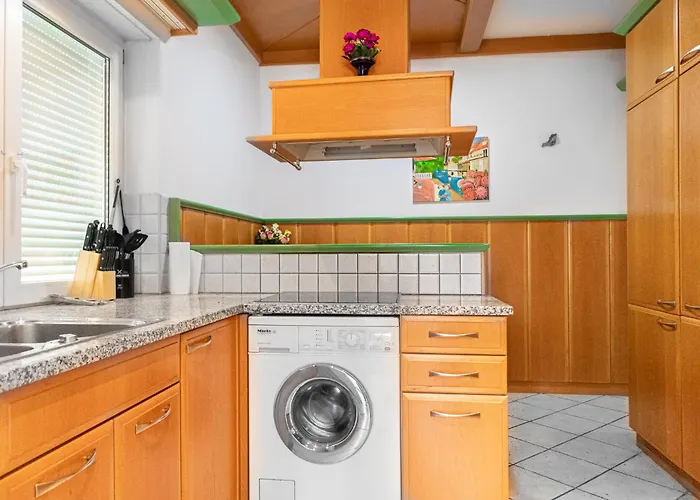 Вілла Elegant Garden With Free Wifi Sleeps 25