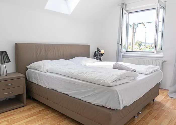 Elegant Garden With Free Wifi Sleeps 25 Вілла *