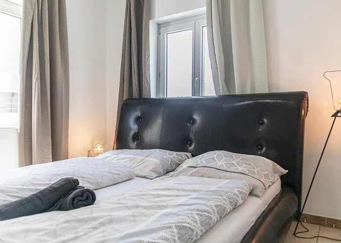 Вилла Elegant Garden With Free Wifi Sleeps 25 *
