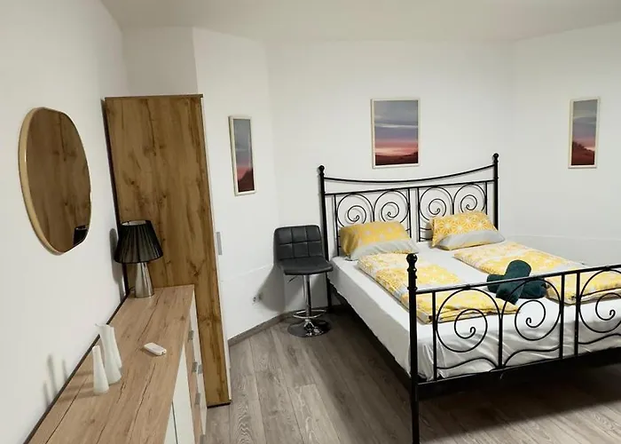 Elegant Garden With Free Wifi Sleeps 25 Вілла Відень