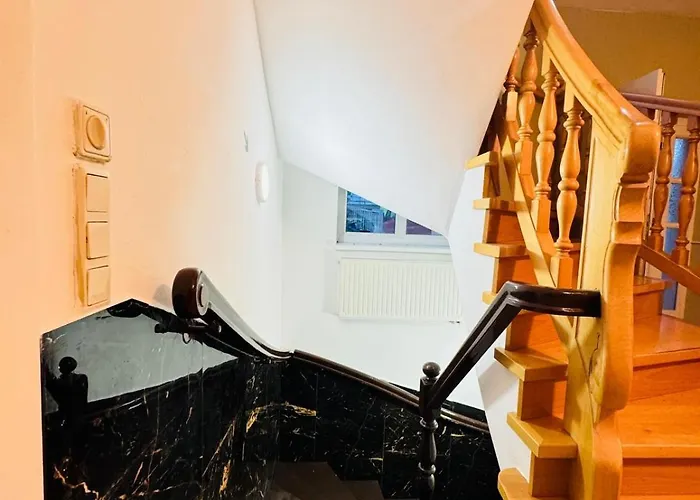 Elegant Garden With Free Wifi Sleeps 25 *