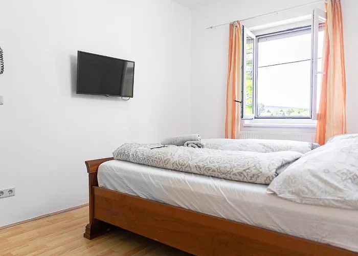 Elegant Garden With Free Wifi Sleeps 25 Вилла