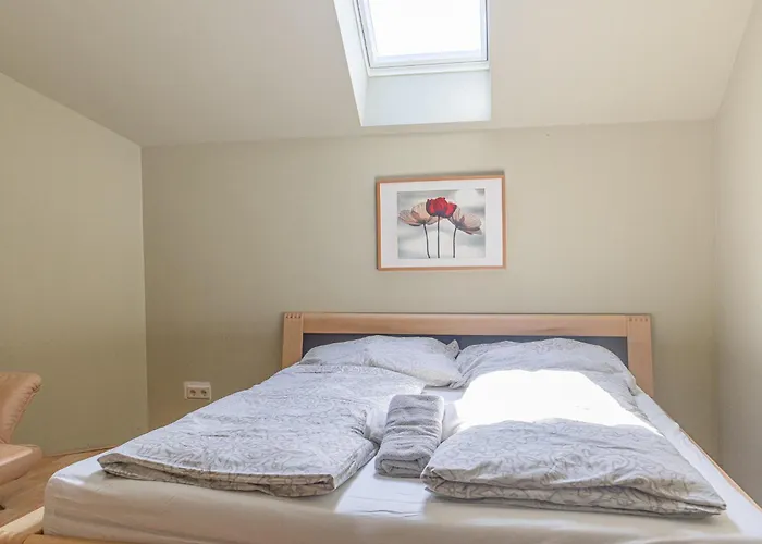 Вілла Elegant Garden With Free Wifi Sleeps 25
