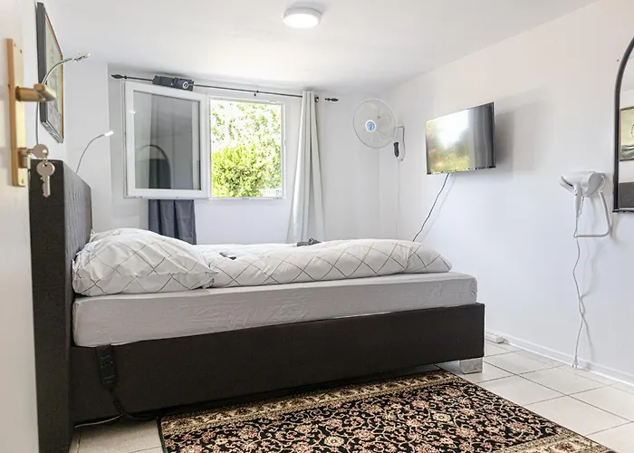 Elegant Garden With Free Wifi Sleeps 25 Вилла *