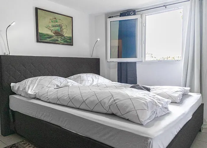 Вілла Elegant Garden With Free Wifi Sleeps 25 *