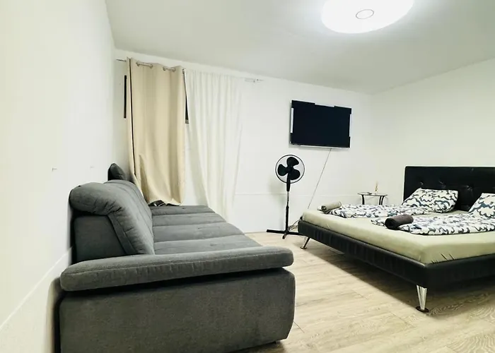 Elegant Garden With Free Wifi Sleeps 25 *