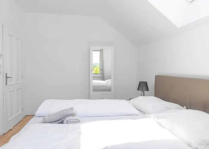 Elegant Garden With Free Wifi Sleeps 25