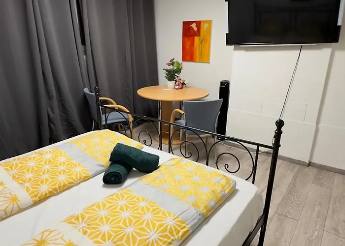 Elegant Garden With Free Wifi Sleeps 25 Вілла