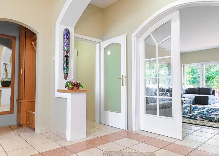 Вілла Elegant Garden With Free Wifi Sleeps 25