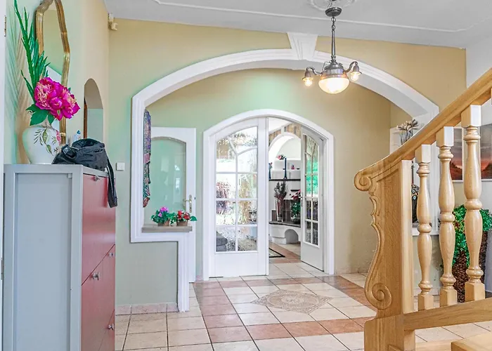 Elegant Garden With Free Wifi Sleeps 25 Villa *