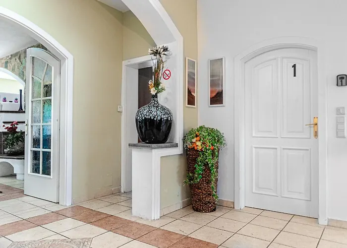 Villa Elegant Garden With Free Wifi Sleeps 25 Vienne