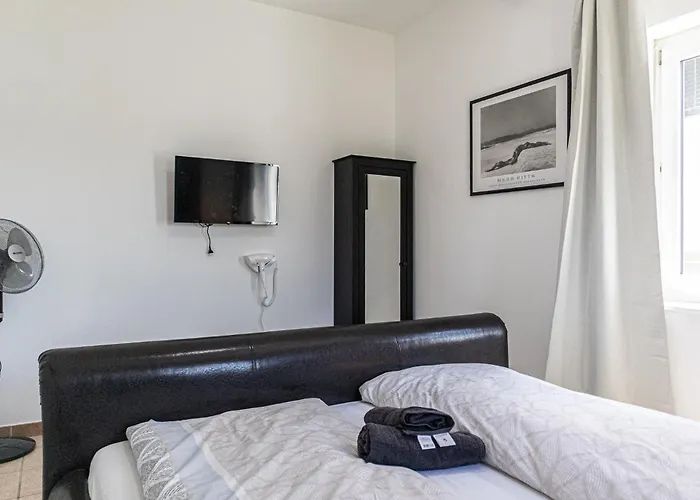 Elegant Garden With Free Wifi Sleeps 25 *