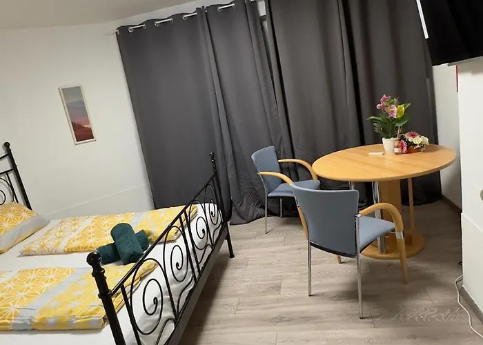 Elegant Garden With Free Wifi Sleeps 25 Вілла