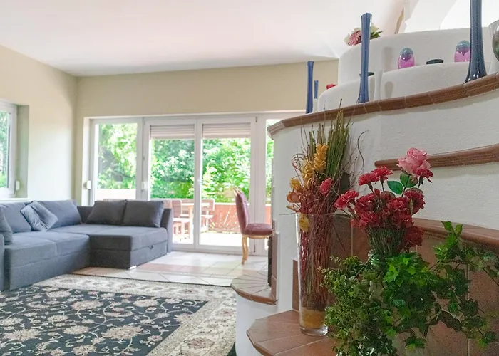 Villa Elegant Garden With Free Wifi Sleeps 25