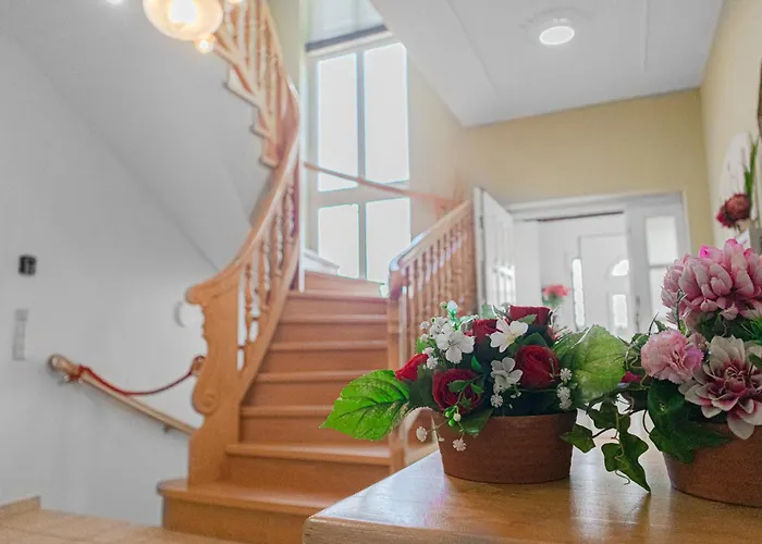Вілла Elegant Garden With Free Wifi Sleeps 25 *