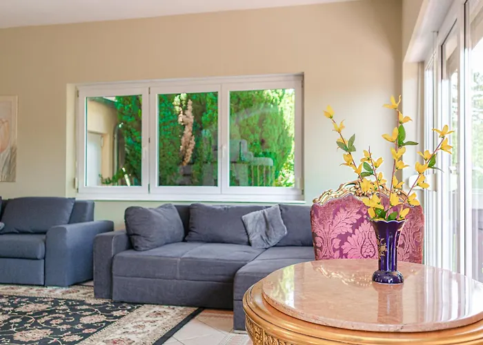 Elegant Garden With Free Wifi Sleeps 25