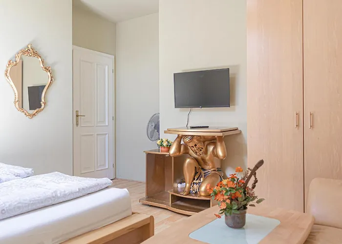 Villa Elegant Garden With Free Wifi Sleeps 25 *