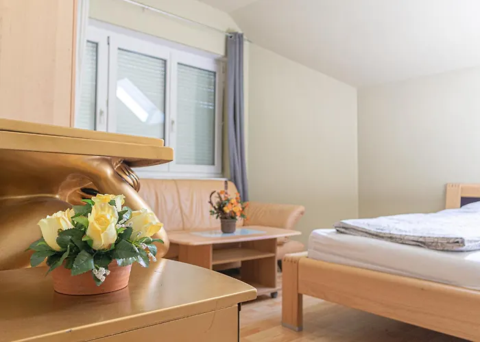 Elegant Garden With Free Wifi Sleeps 25 *