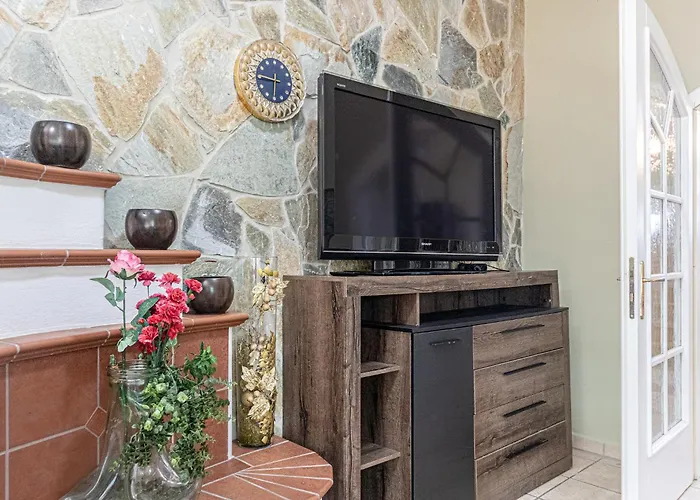 Elegant Garden With Free Wifi Sleeps 25