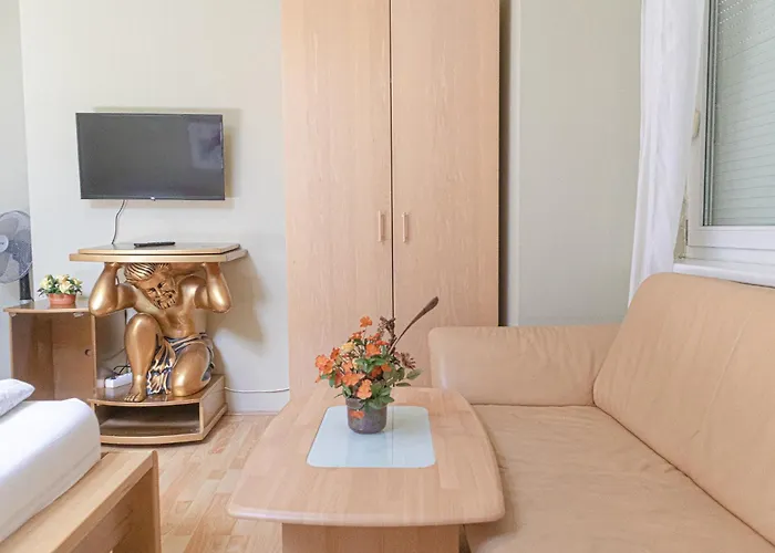 Вилла Elegant Garden With Free Wifi Sleeps 25 *