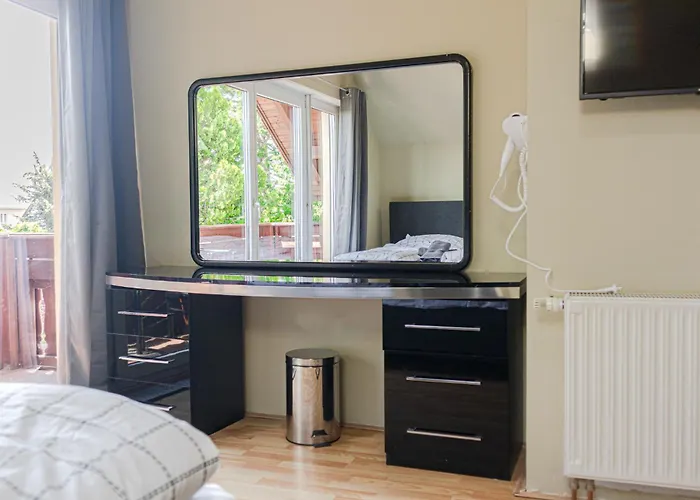 Вілла Elegant Garden With Free Wifi Sleeps 25 Відень