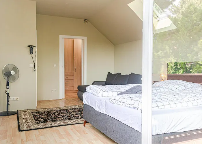 Elegant Garden With Free Wifi Sleeps 25 Vienne