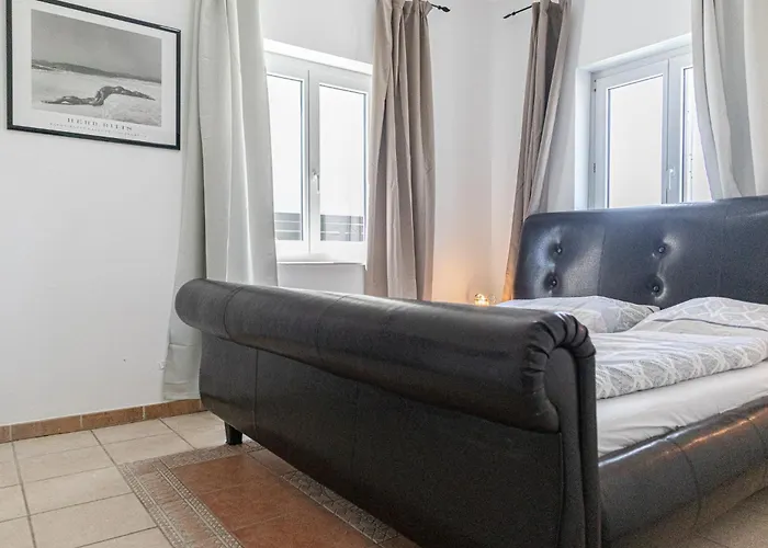 Elegant Garden With Free Wifi Sleeps 25