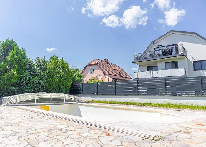 Elegant Garden With Free Wifi Sleeps 25 Вілла