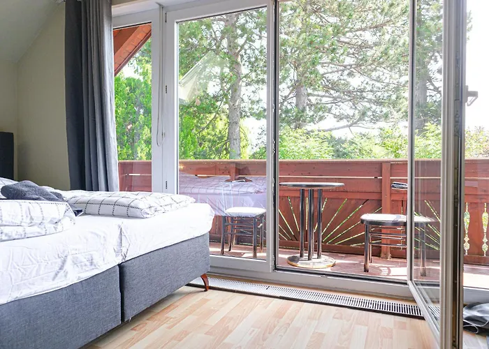 Вилла Elegant Garden With Free Wifi Sleeps 25