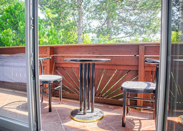 Villa Elegant Garden With Free Wifi Sleeps 25 *