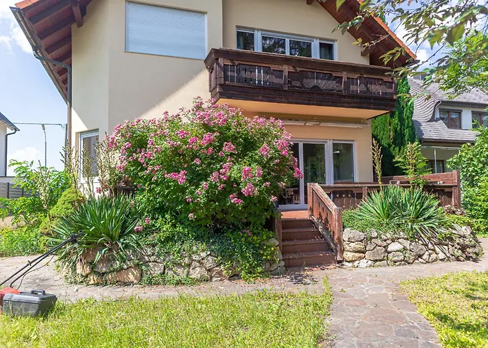 Elegant Garden With Free Wifi Sleeps 25 *
